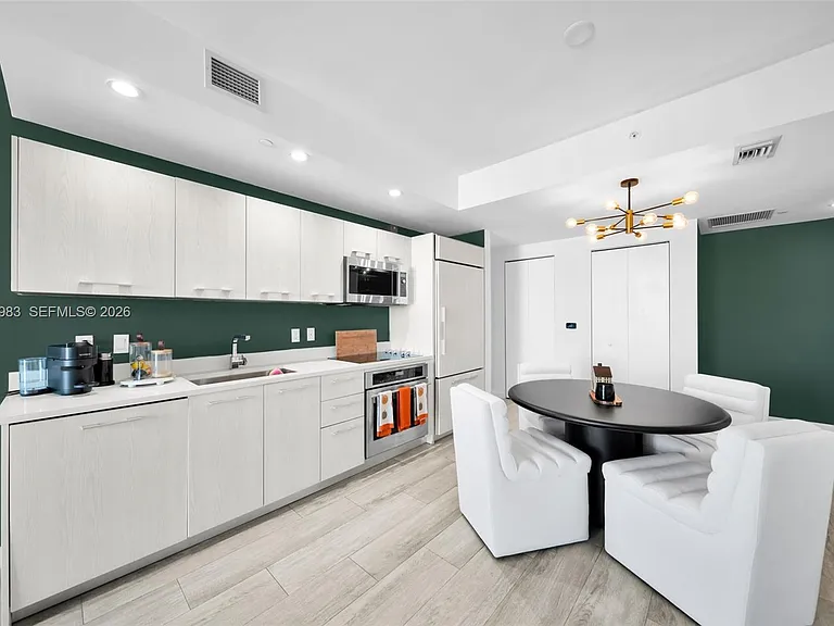 45 SW 9th St #3909 — Photo 4