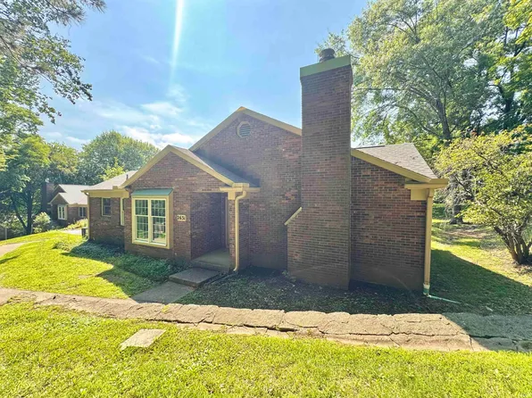 2631 E Windermere Woods Dr, Bloomington, IN 47401