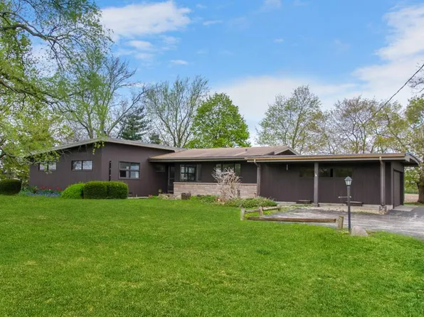 6907 White Oaks Rd, Harvard, IL 60033