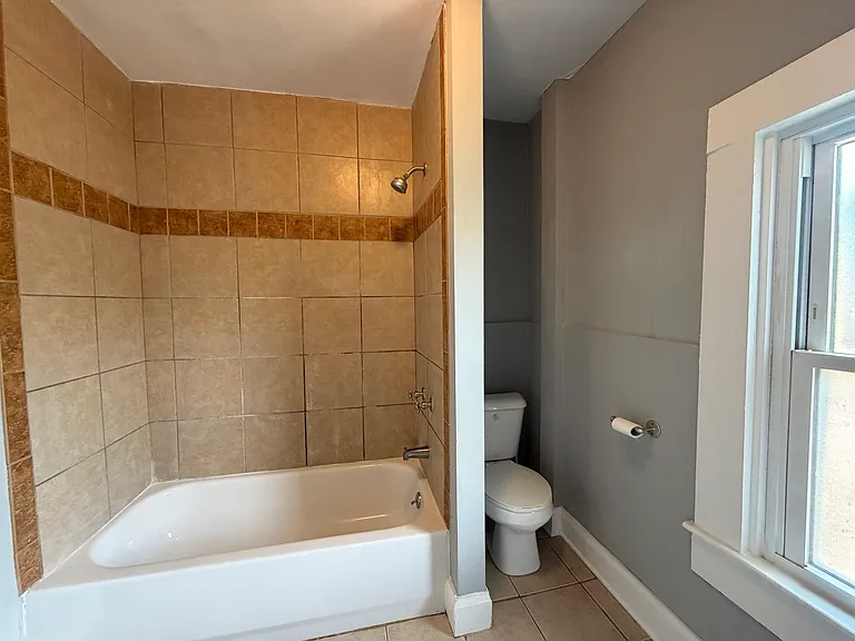 1068 Michigan Ave — Photo 14