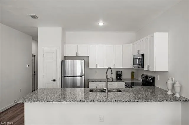 1141 1141/1143 Gilbert Ave S — Photo 20