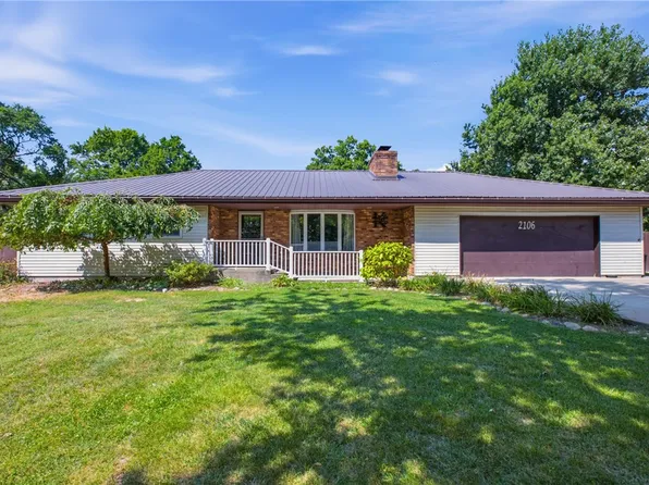 2106 Stoner Dr E, Charleston, IL 61920