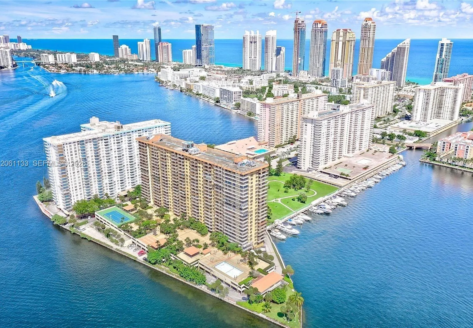 Winston Towers 700 Condo — Photo 1
