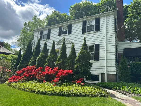 218 Reservoir Rd, Brookline, MA 02467