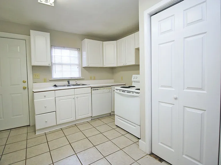 1141 Virginia St — Photo 7