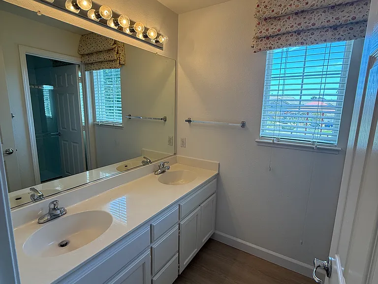 2nd Bathroom with 2 sinks.