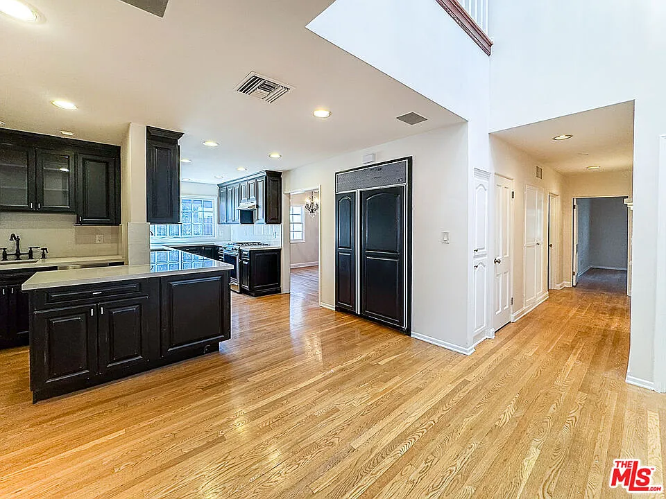6 bed, 6.0 bath, 3997 sqft, $14,800 — Photo 2