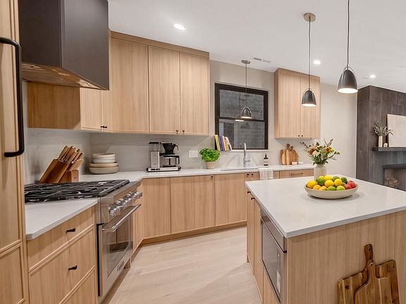 3rd image of 1406 W Cuyler Ave #2