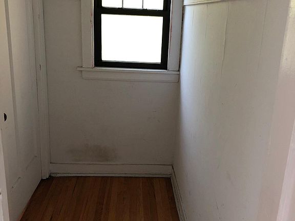 4th image of 514 W Cornelia Ave #211