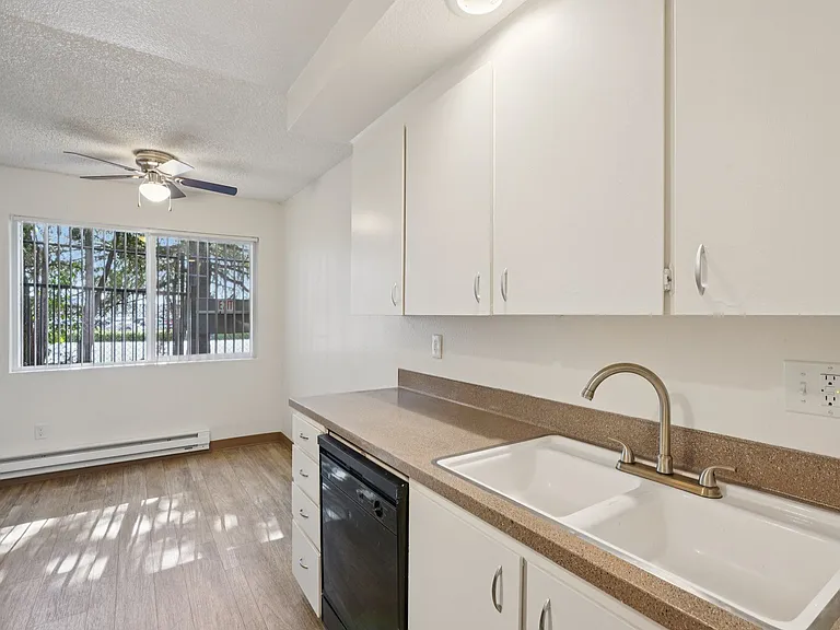 Georgetown Manor Apartments — Photo 12