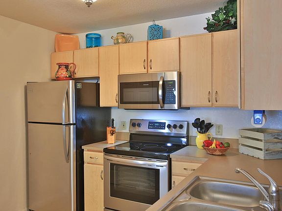 5th image of 940 Village Trl Unit 9-101
