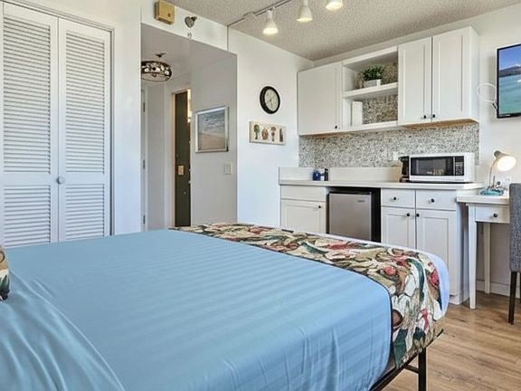 2nd image of 444 Kanekapolei St #1413