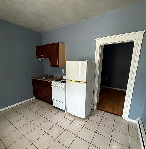 456 Eastern Ave Unit 2, Fall River 1st Floor 1BR! Heat by Electric, Hot Water Included! — Photo 3