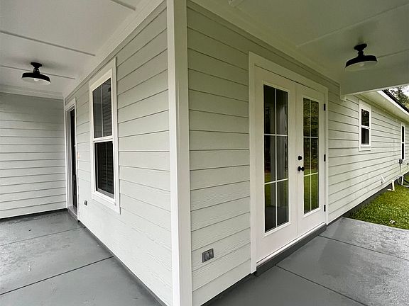 3rd image of 18 Dickson St