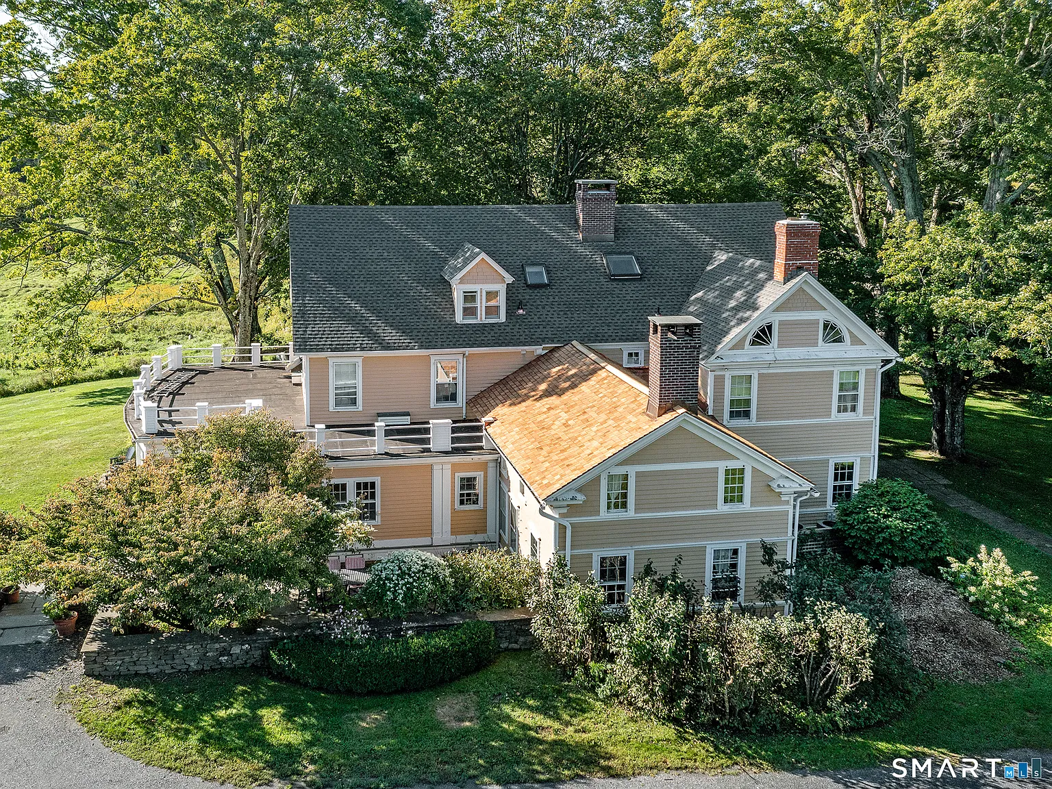 5 bed, 4.5 bath, 6906 sqft, $9,500 — Photo 2