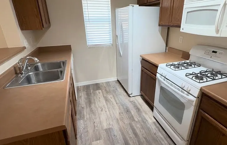 809 Waterfall Dr NE — Photo 3
