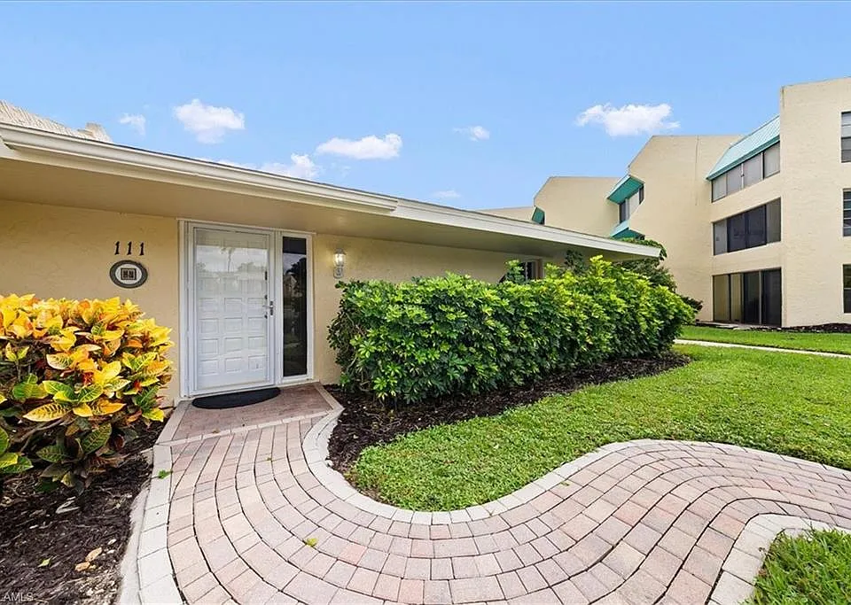 925 Palm View Dr #111