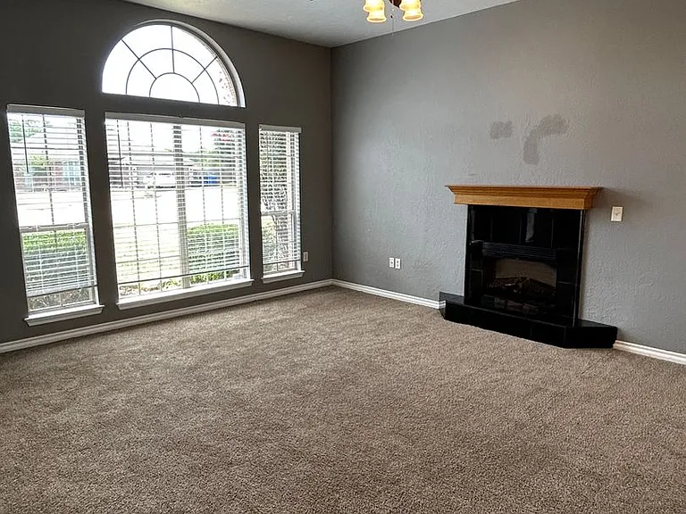 211 NW Cherry Ave — Photo 5