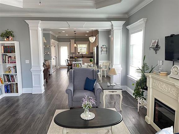 4th image of 152 Carousel Cir
