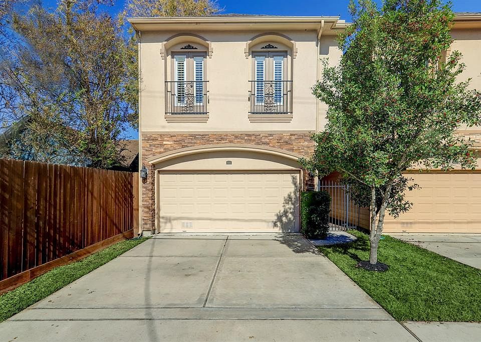 Free Standing home in Cottage Grove with private driveway and nicely landscaped. Wrought Iron gated courtyard leads to front door.