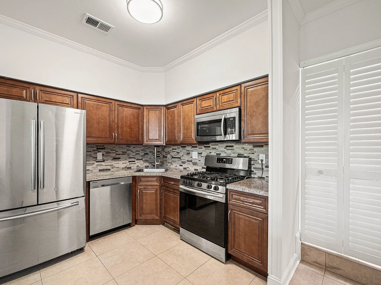 2 bed, 1074 sqft, $2,200 — Photo 1
