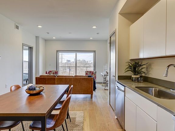 3rd image of 400 Herron Dr #101