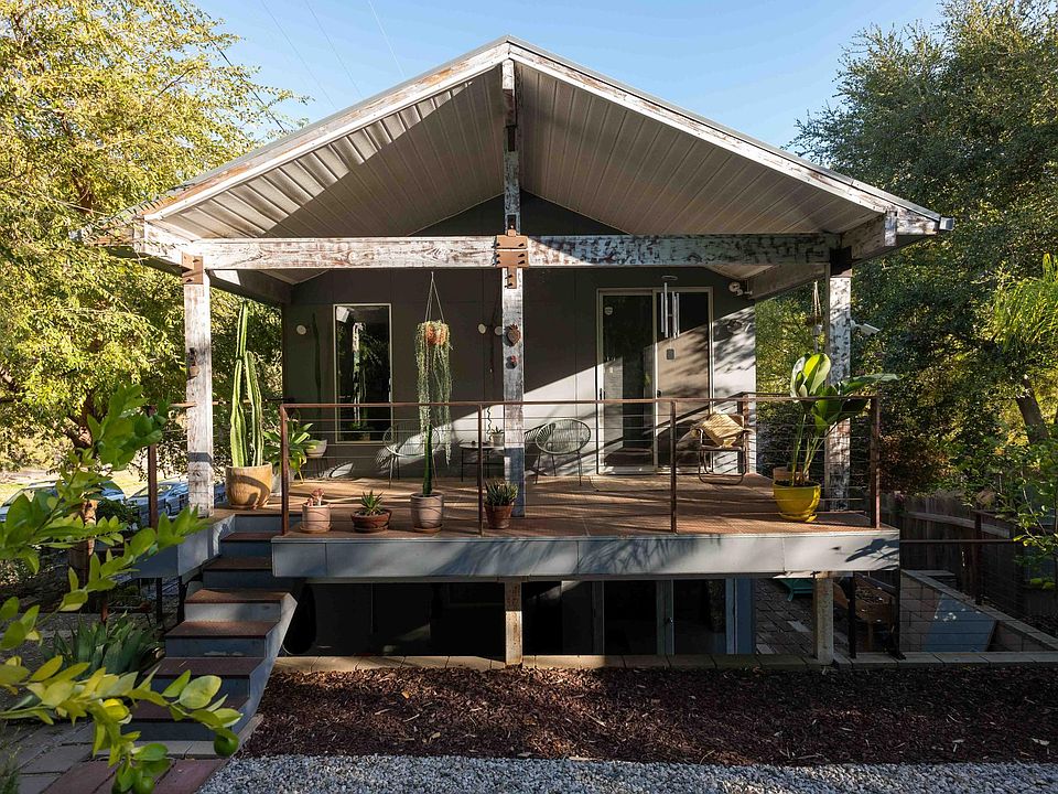 Large side deck off 2nd bedroom/office
