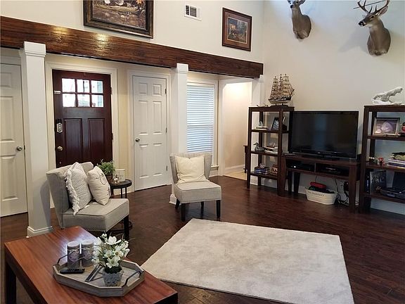 2nd image of 116 Sherwood Forest Cir