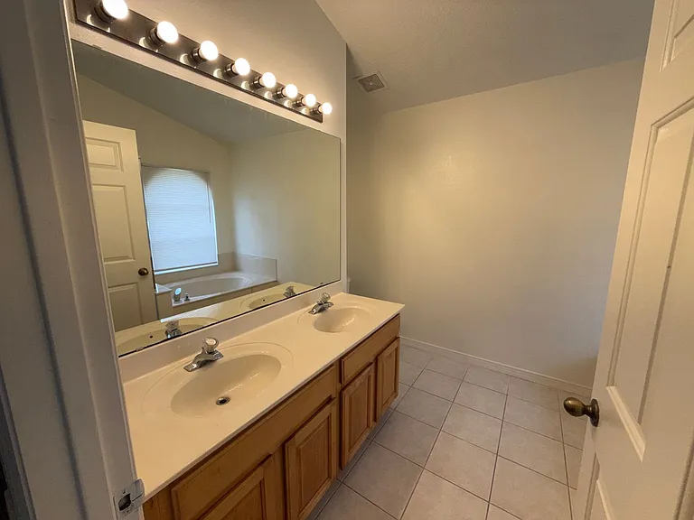 12464 Castlemain Trl — Photo 26