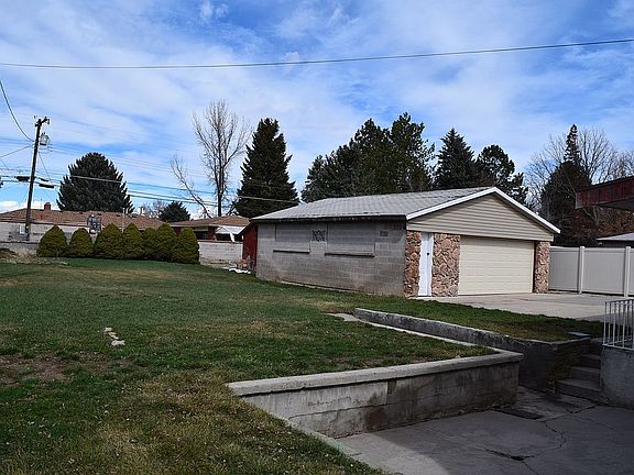 Walk-out to sunken patio