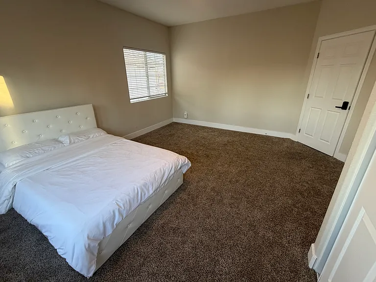 Gold Flash Ave — Photo 2