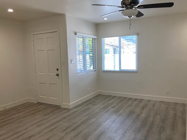 546 N Barbara Ave — Photo 3