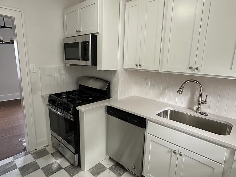 346 W Webster Ave — Photo 4