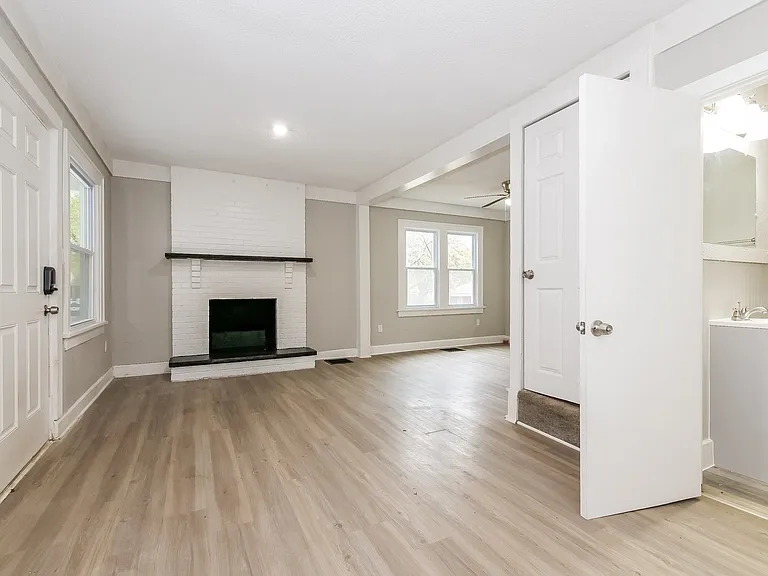 1227382_018_living_room_13270668.jpg