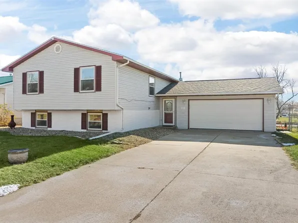 1821 Shawnee Ct NW, Cedar Rapids, IA 52405
