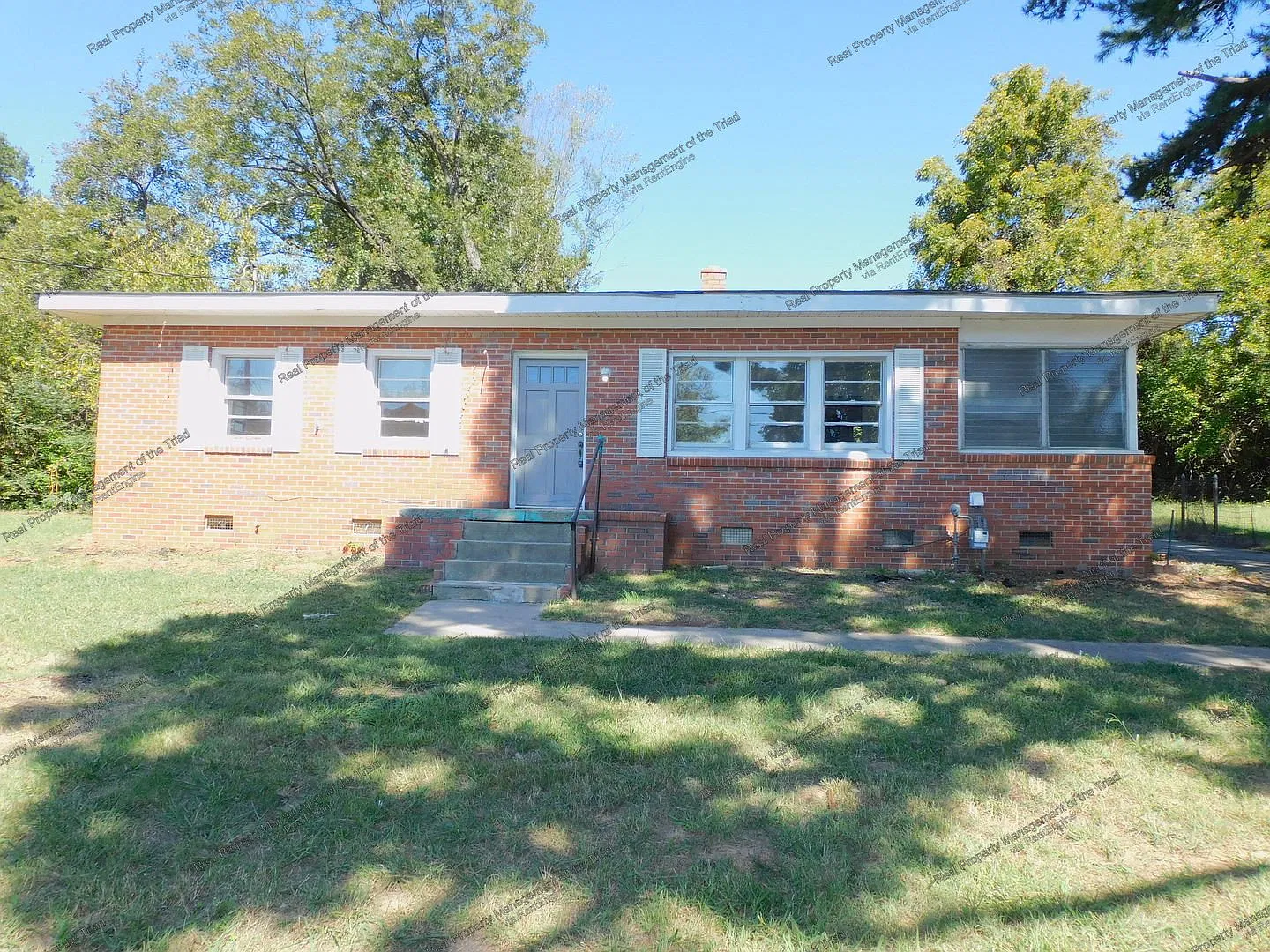 3 bed, 1.0 bath, 960 sqft, $1,095 — Photo 1
