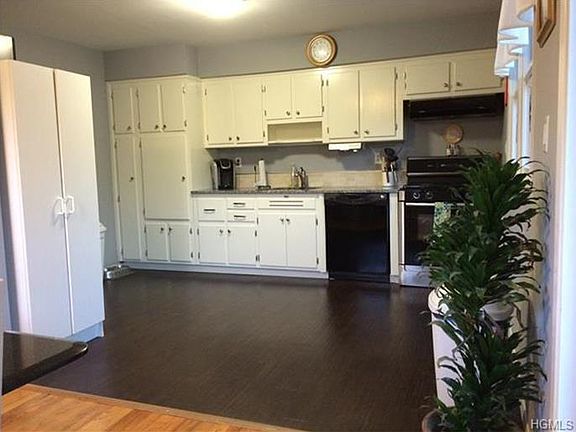 3rd image of 40 Twin Elms Ln