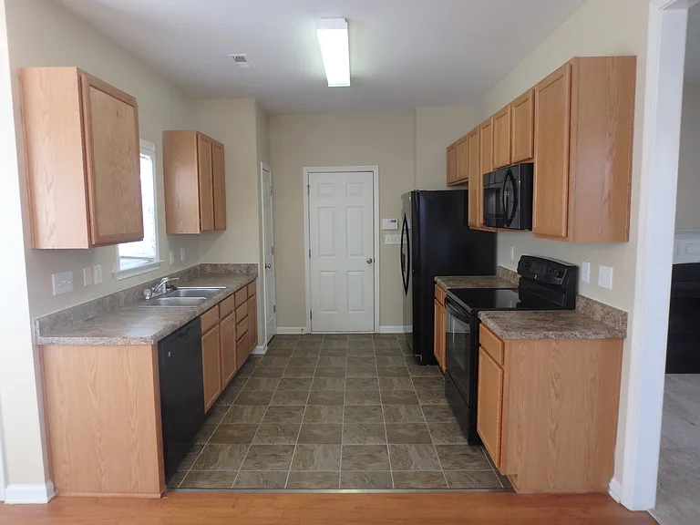137 Tuscarora Ln — Photo 2