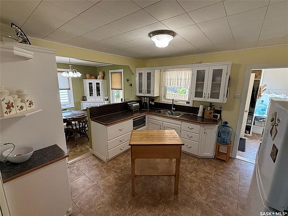 3rd image of 401 2nd AVENUE E