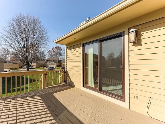 4th image of 716 Woodcreek Cir