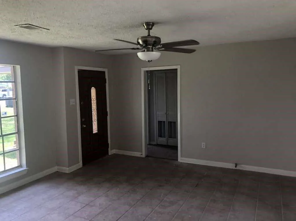 3 bed, 1.0 bath, 1148 sqft, $1,795 — Photo 3