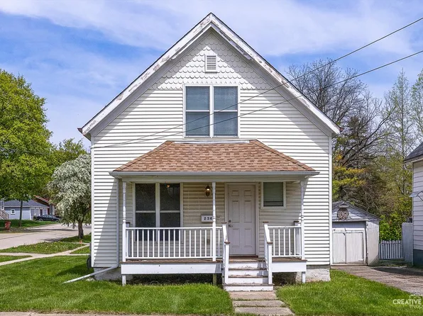 234 1st St, Woodstock, IL 60098