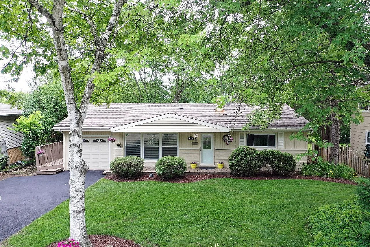 819 Skyline Dr photo 1