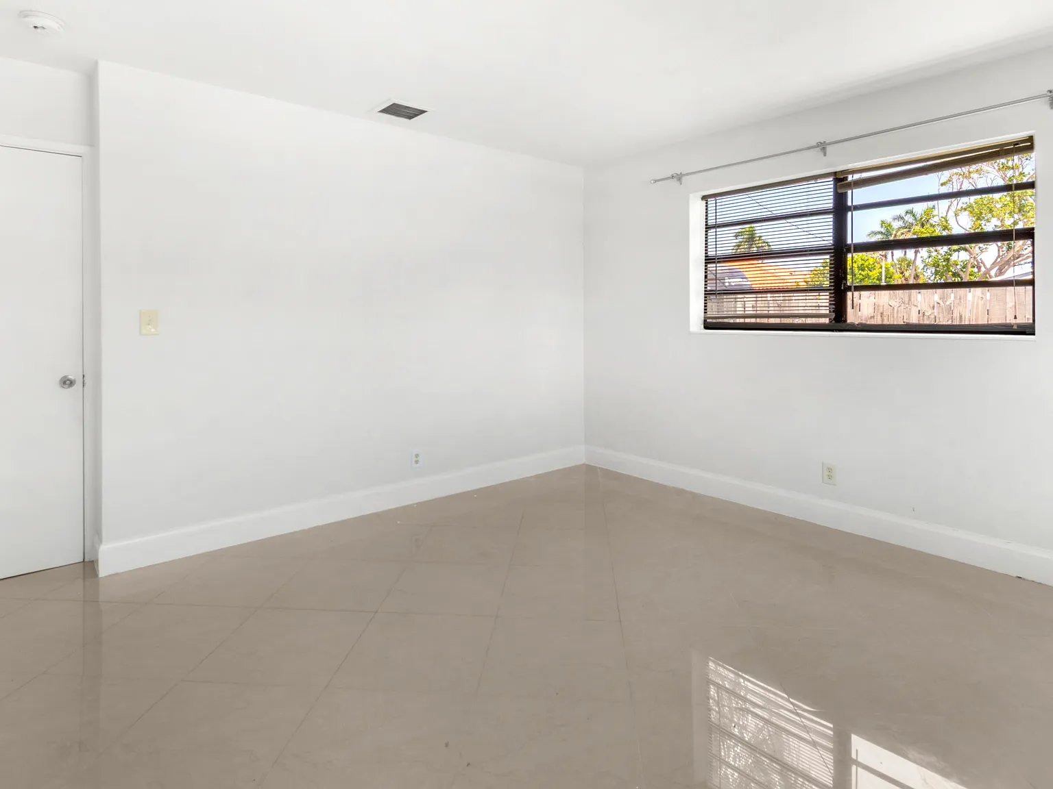 3 bed, 2.0 bath, 1412 sqft, $3,950 — Photo 4