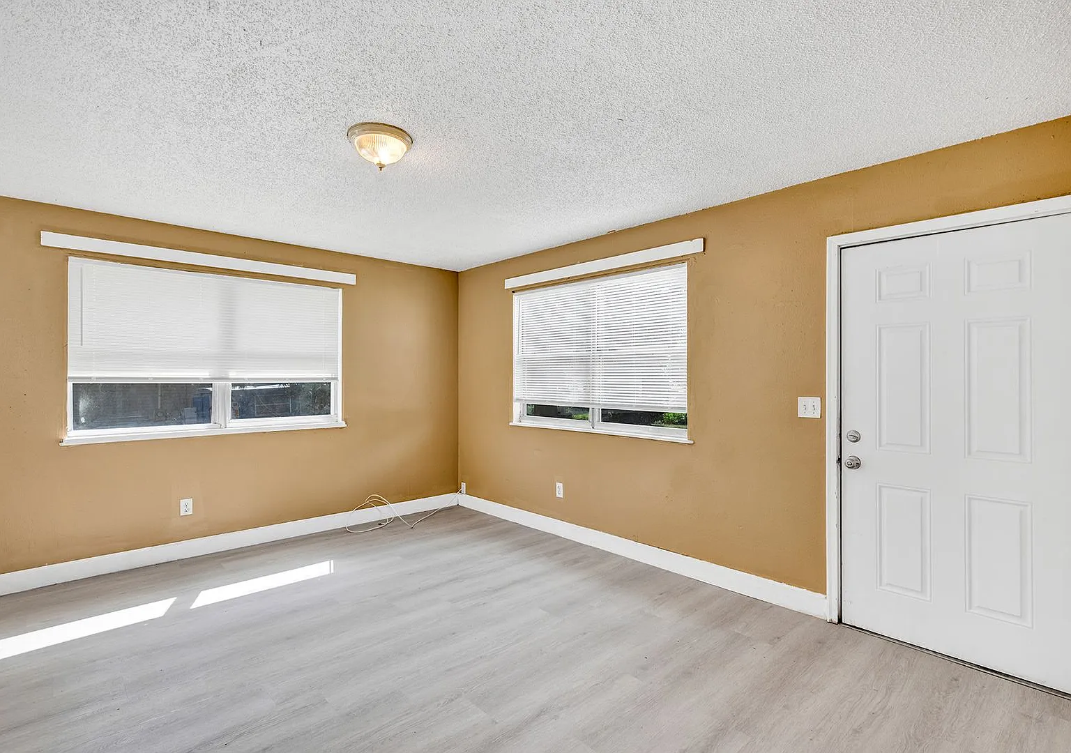 Affordable 2-Bedroom Home with spacious yard — Photo 4