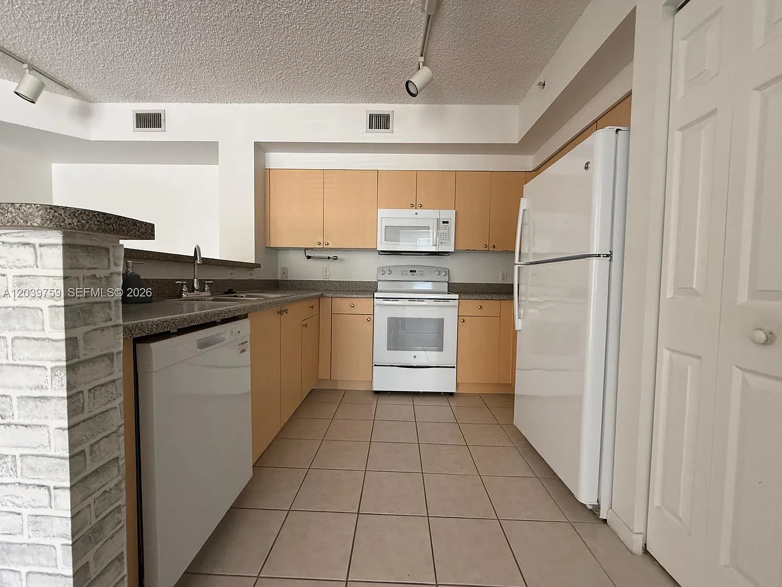 El-Ad Nob Hill Condo — Photo 3