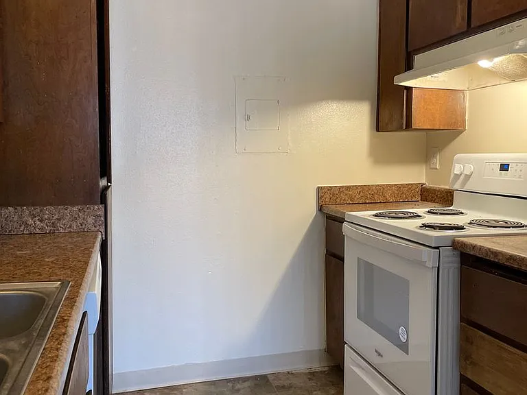 Ashlan, Clovis Dent 5 plex-Laundry - 857 — Photo 6