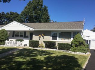 16 Normandy Dr, Bethpage, NY 11714