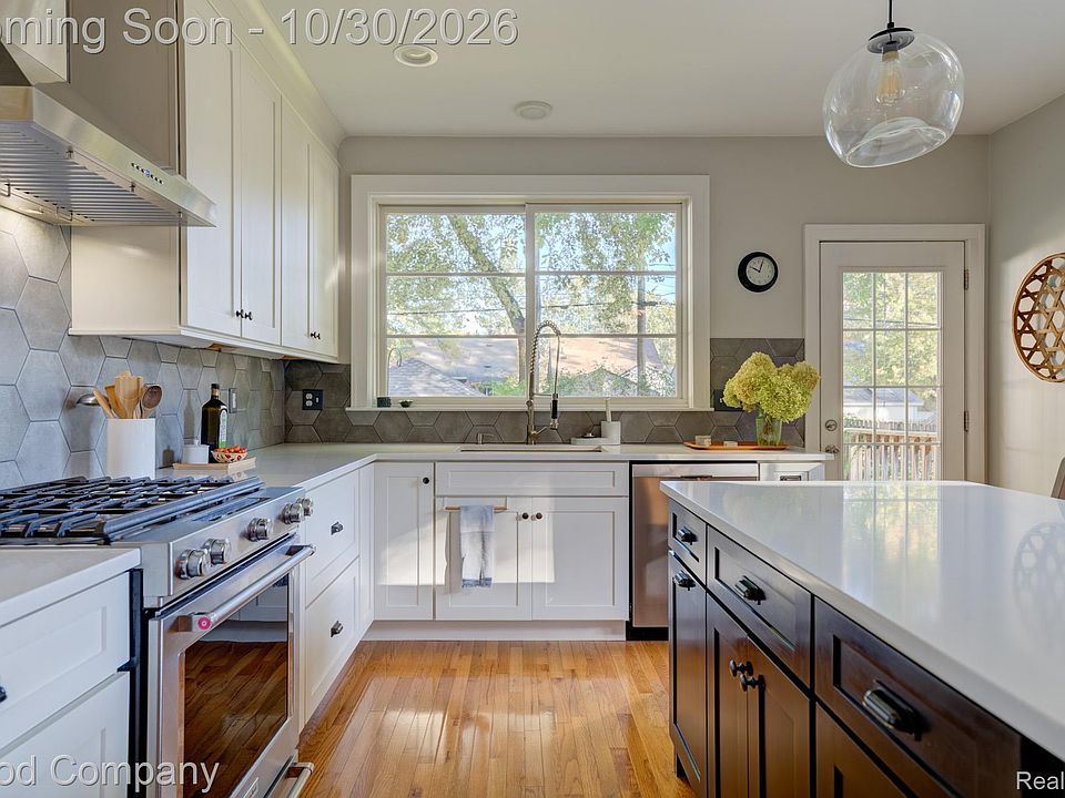 300 Leroy St, photo 19