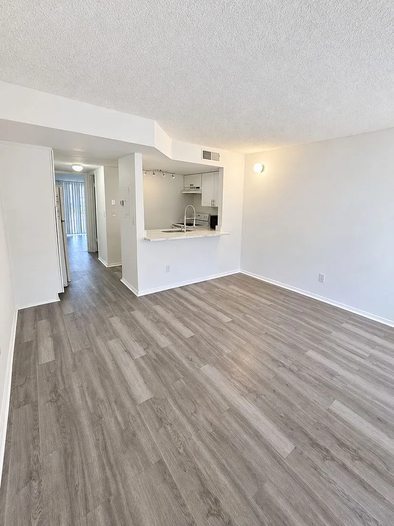 1-Bedroom Condo For Rent Or Sale | Gated Community Near The Hillsborough River — Photo 3